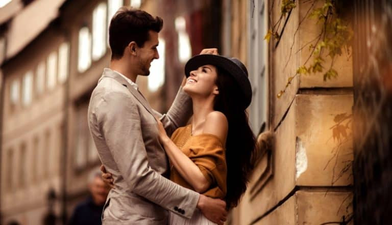 她是那个对的人吗？40个甜蜜信号帮你判断她是否是你梦中的完美女孩