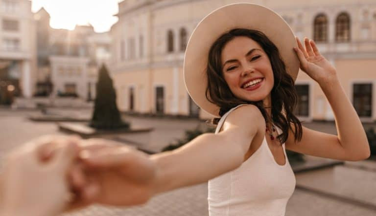 她喜欢我吗？32个细微迹象告诉你她是否把你当作不只是朋友